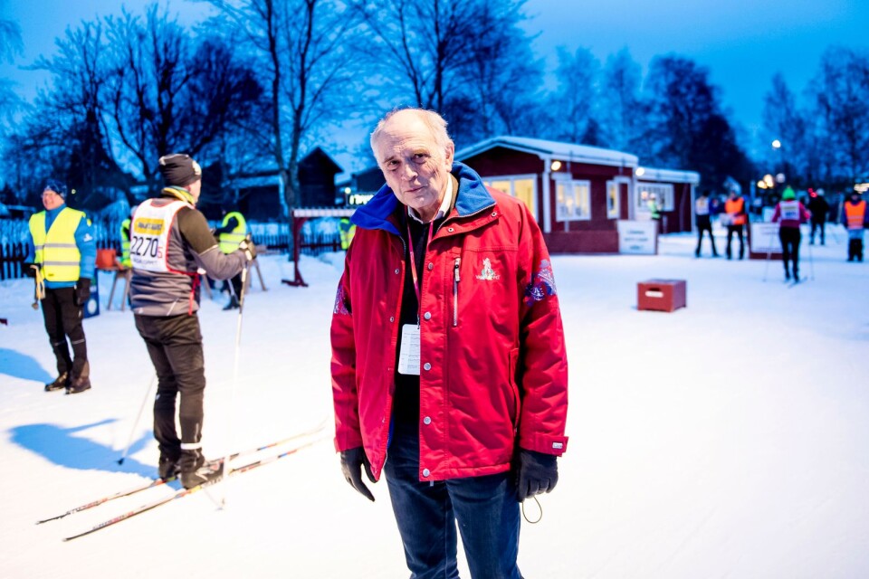 Ulf Hållmarker, tävlingsläkare för Vasaloppet har koll på varför deltagare drabbas av plötsligt hjärtstopp och hur vanligt det egentligen är. ”Det är svårt eftersom banan är nio mil lång.”