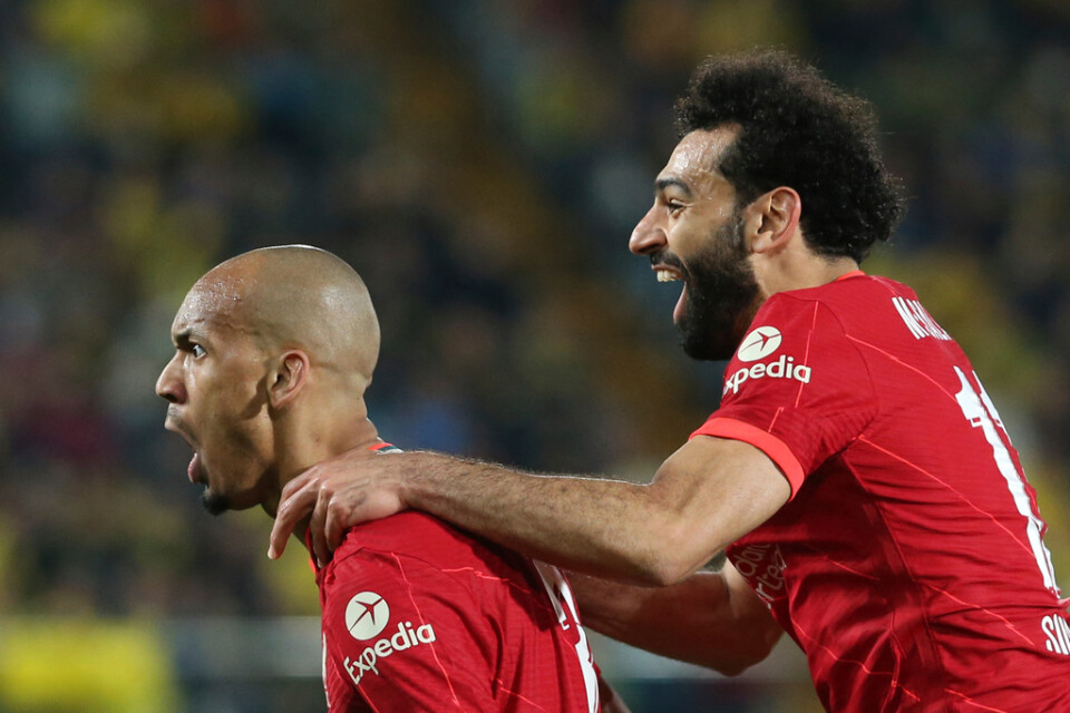 Liverpools Fabinho, till vänster, firar sitt viktiga reduceringsmål borta mot Villarreal tillsammans med lagkamraten Mohamed Salah.
