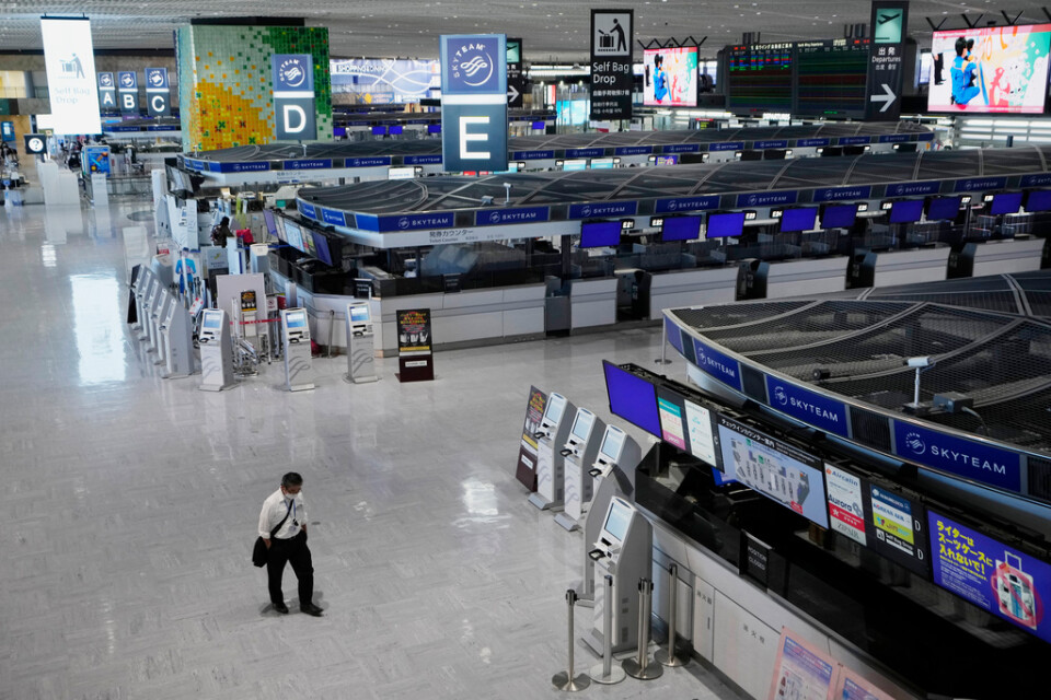 En ensam passagerare passerar biljettdiskarna vid Narita internationella flygplats i Tokyo.