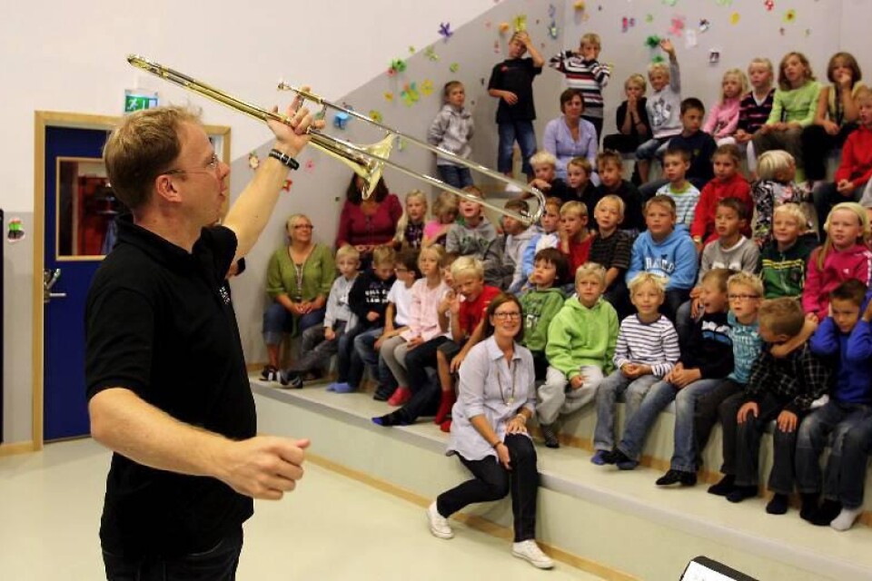 Fredrik Lindgren visar upp en trombon för eleverna på Serresjöskolan. De som kommer till Kulturskolans öppet hus i helgen får prova instrumentet på riktigt.