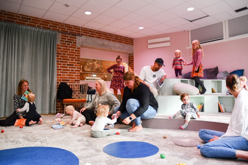 Platsen för Bebisbibbla är rummet ”Upptäcka”, som utformats just för de minsta barnen. Här finns bokhyllor i kryphöjd, olika former och texturer att utforska och spännande höjdskillnader som utmanar motoriken.