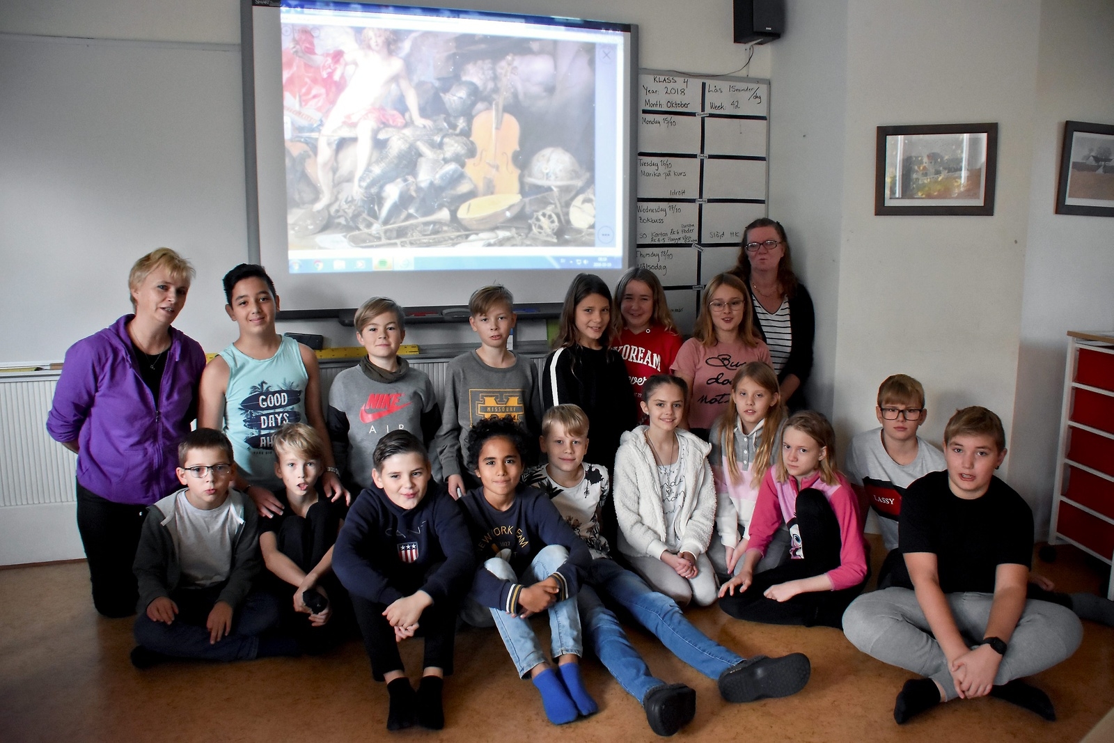 Klass 4-6 på Mala skola fick en förhandstitt efter renoveringen av Nationalmuseum i Stockholm. Här framför sin fadderbild ”Amors triumf”. Foto: Helén Fingalsson