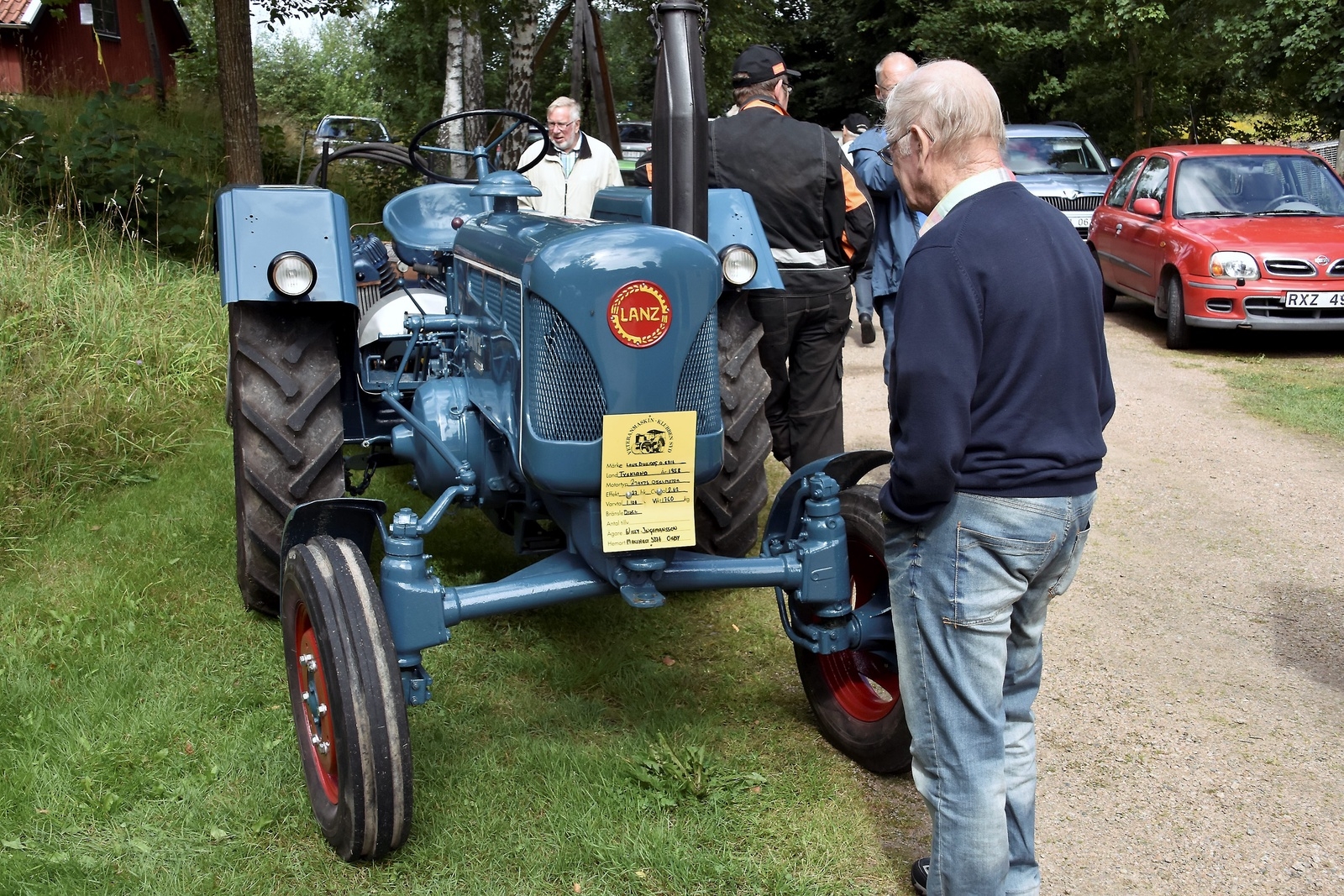 Flera intresserade sig för Willy Ingemanssons traktorer.
