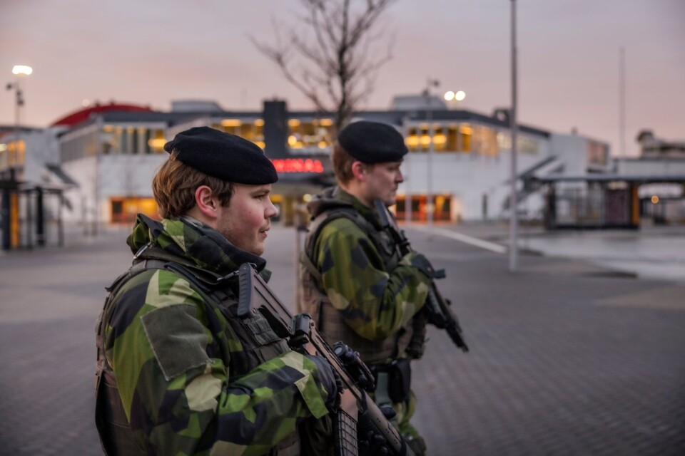 Soldater patrullerar i Visby hamn på grund av det spända läget.