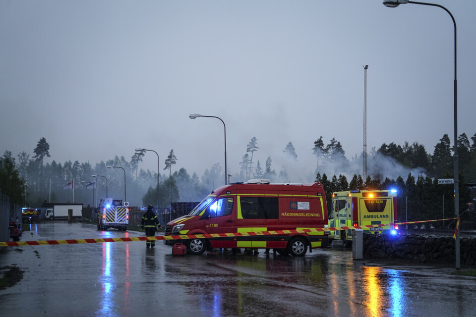 En brand utbröt efter ett blixtnedslag i en fyrverkeributik i Ljungby.