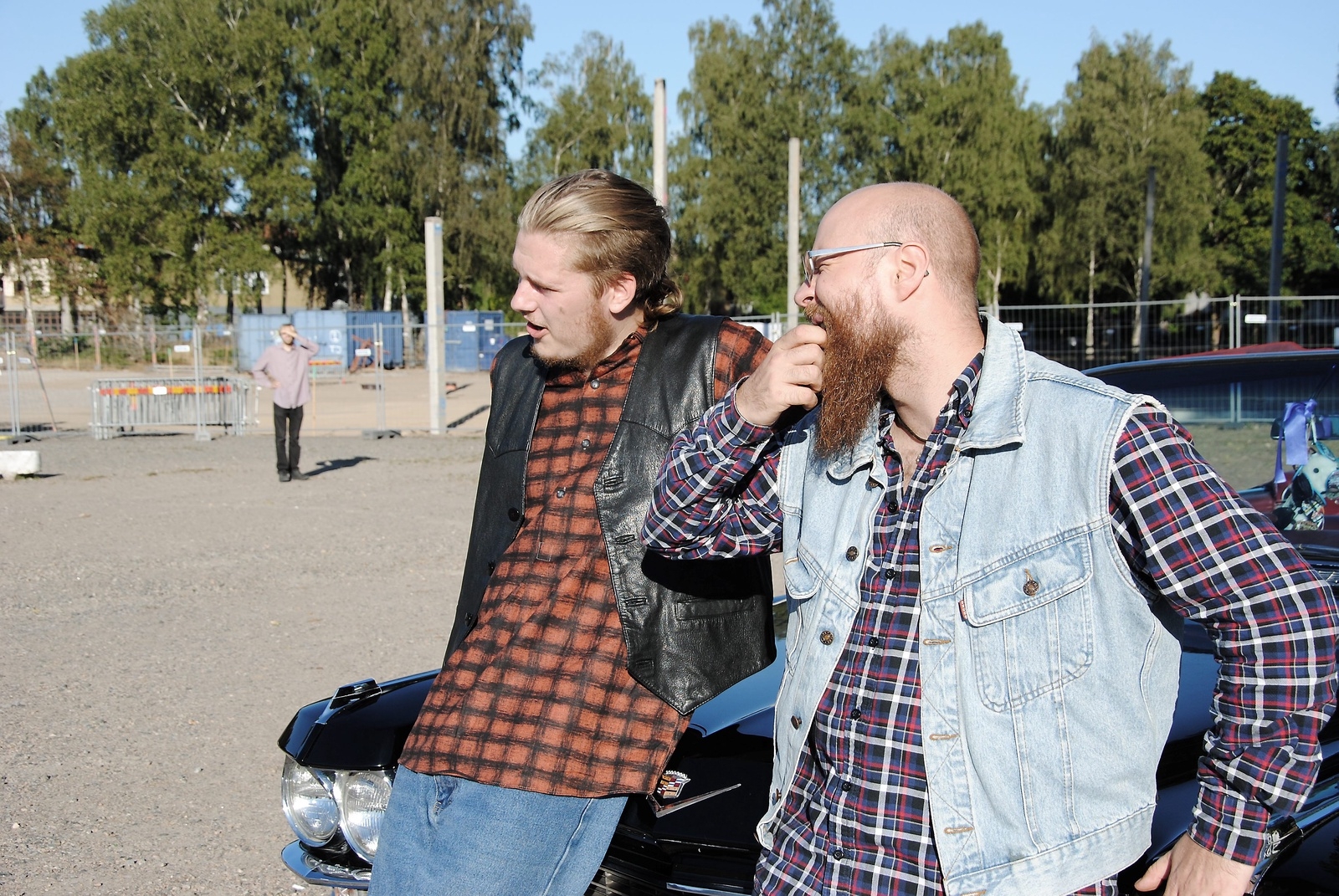 Sam Rönnlund och Arthur Marklén i rollerna som raggare letar kvinnligt sällskap utanför Björksäter.FOTO: Adrian Ericson