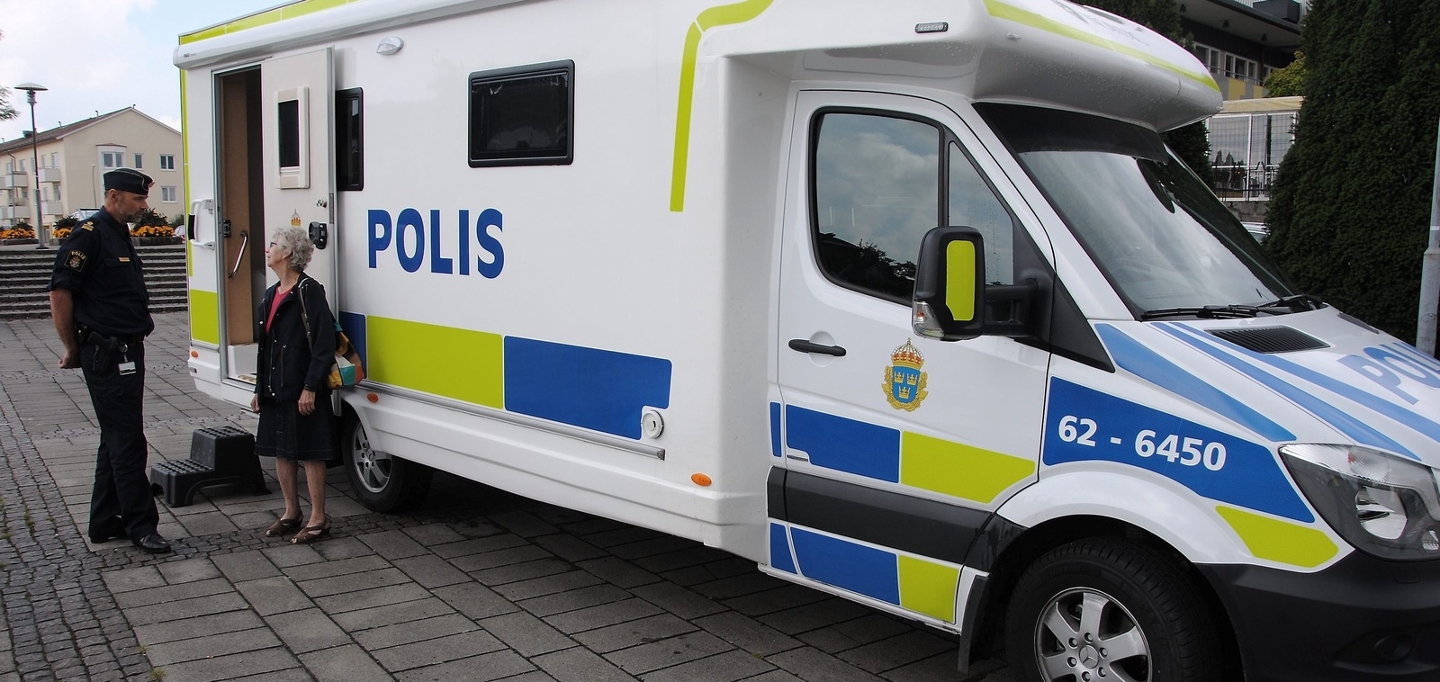 Mobila poliskontoret finns under förmiddagen på Ljungdala, och efter lunch på Stortorget. Foto: Arkiv
