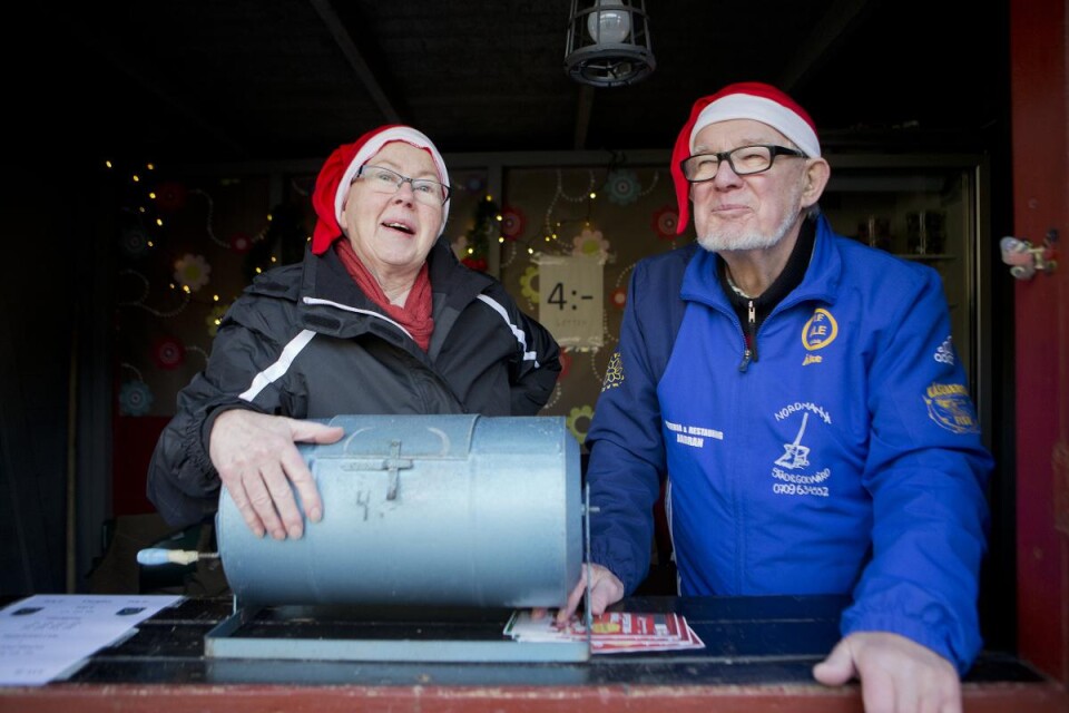 Ulla Persson och Åke Nilsson lockade med fem lotter för 20 kronor i åltombolan där just en ståtlig ål var huvudpriset.