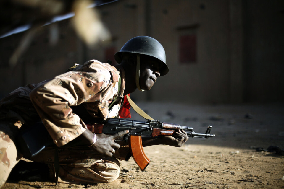 En malisk soldat tar skydd under en eldstrid med jihadister i Gao. Arkivbild.