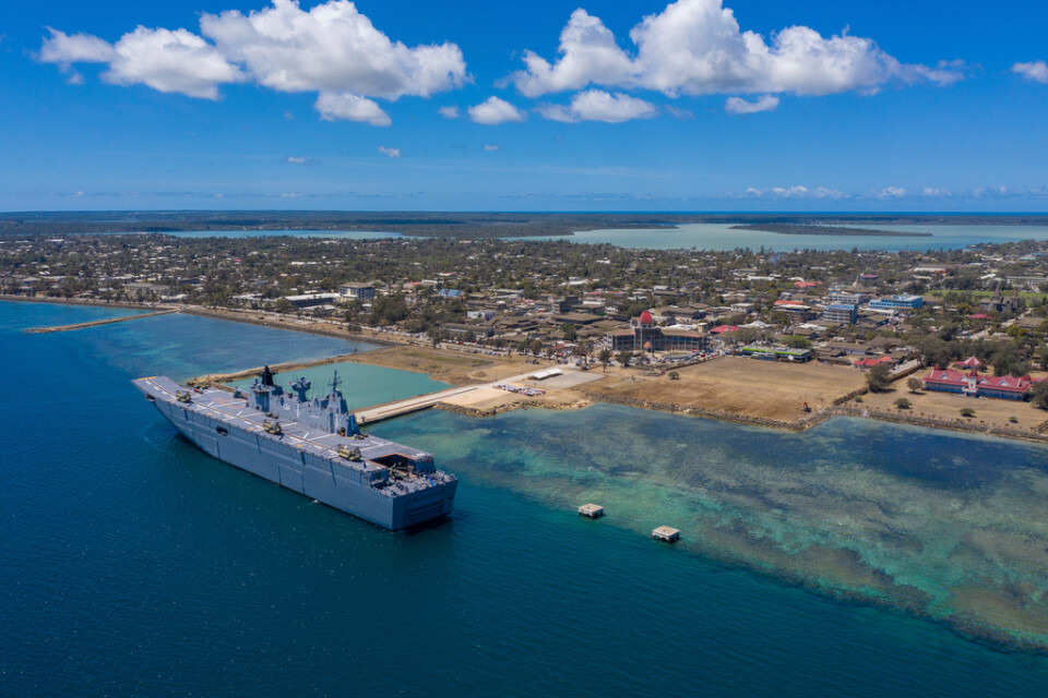Australiska fartyget HMAS Adelaide anländer med nödhjälp till Tonga, efter det kraftiga vulkanutbrottet. Bild från slutet av januari.