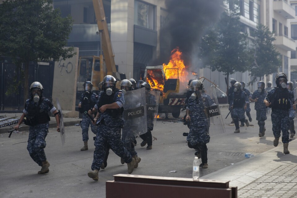 Libanesiska säkerhetsstyrkor försöker skingra demonstranterna i Beirut som protesterar mot regimen..