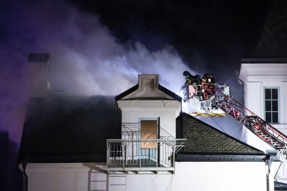 Räddningstjänsten arbetar med att bekämpa en brand i en större byggnad tillhörande Hvilans Gymnasium på Karl XII:s gata i centrala Lund tidigt på söndagsmorgonen.