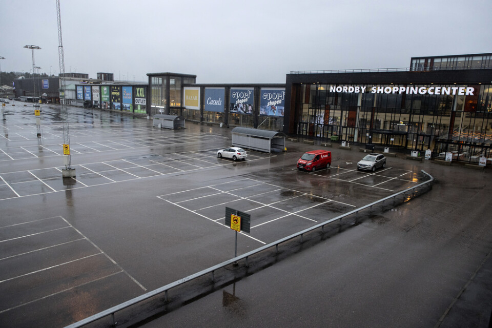 Ett öde Nordby shoppingcenter utanför Strömstad som i normala tider skulle vara fyllt av shoppingsugna norrmän. Men med covid och stängda gränser uteblir handeln. Arkivbild.