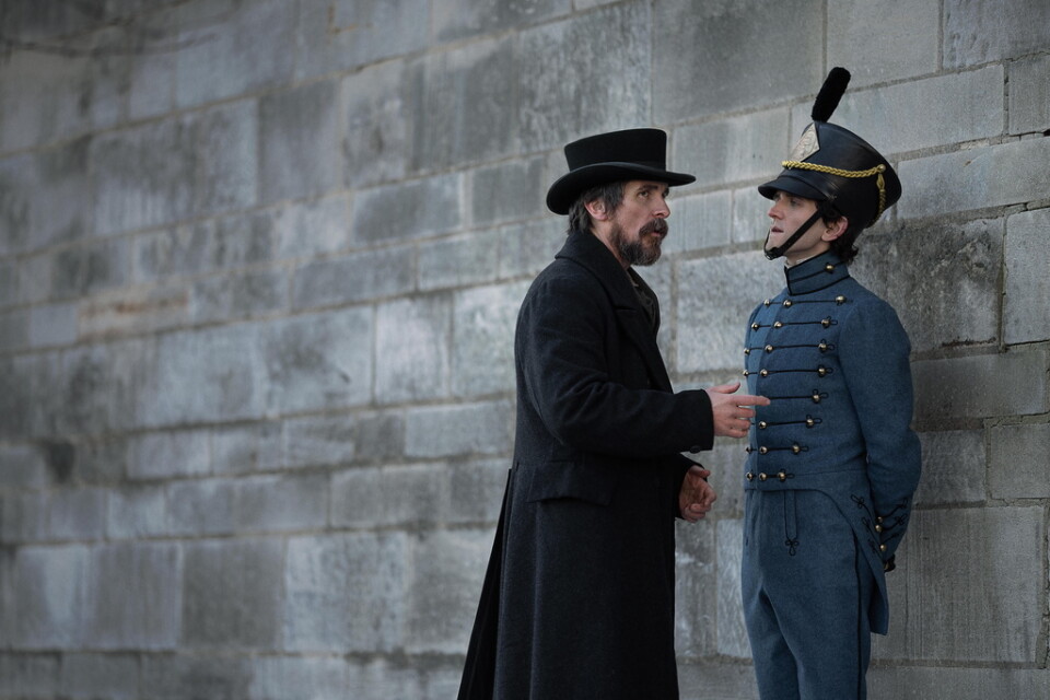 Augustus Landor (Christian Bale) ska utreda ett mord på krigshögskolan West Point och får hjälp av Edgar Allan Poe (Harry Melling). Pressbild.