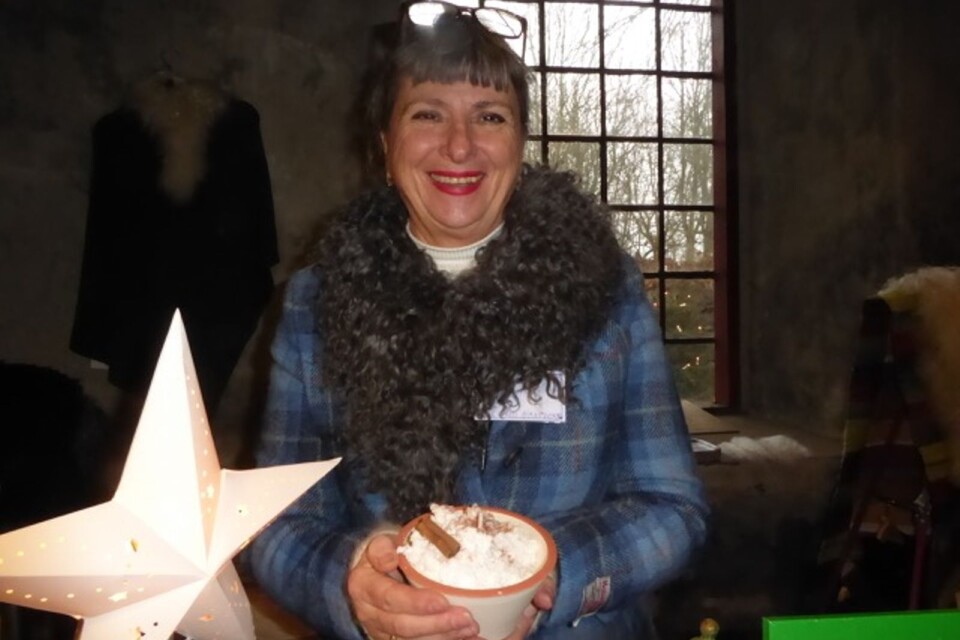 Efter många års frånvaro gjorde gotländskan Ingemo E Wickström comeback på Julmässan i Huseby med sina handkramade snöbollsljus. Hennes grötljus är också en uppskattad specialitet.