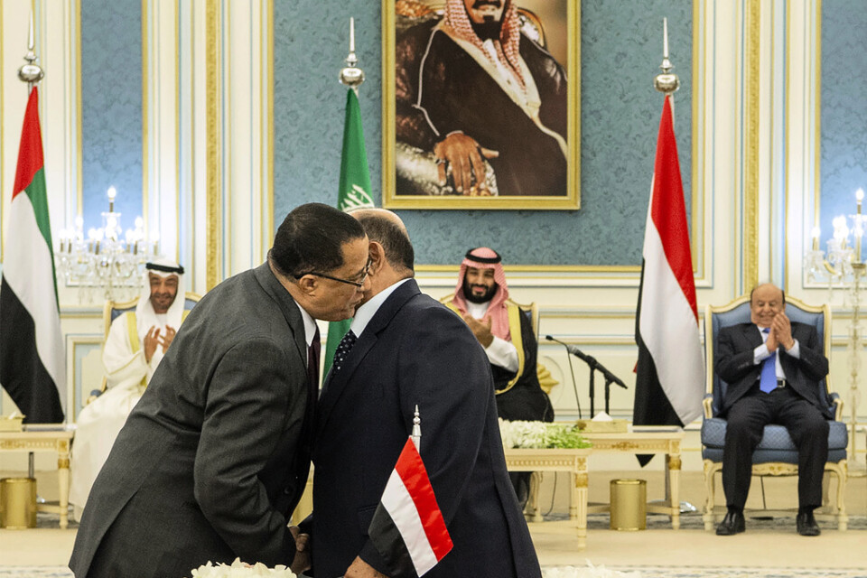 Representanter för STC och den jemenitiska regeringen hälsar på varandra inför signeringen av fredsavtalet i november.