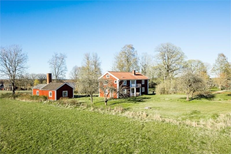 I topp finns gården på Ernatorp Södergård 2. Foto: Fastighetsbyrån