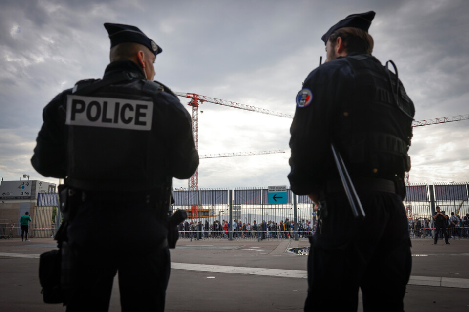 Polisens befogenheter är under lupp inför helgens parlamentsval. Här står två poliser och håller koll vid fotbollsarenan Stade de France i Paris i fredags, då Frankrike mötte Danmark. Arkivbild.