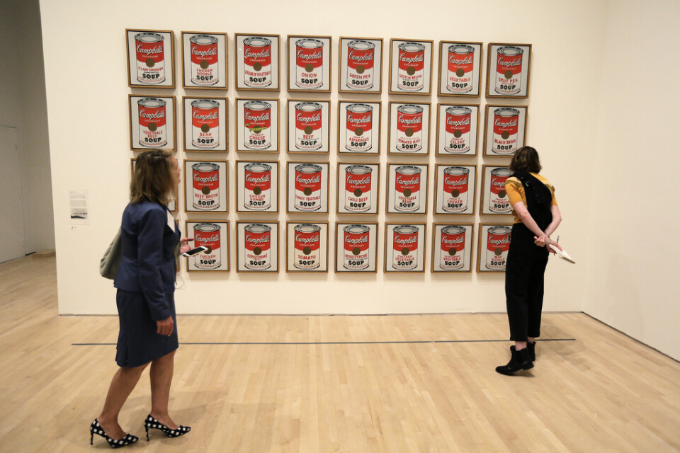 Andy Warhols kända "Campbell's Soup" på ett konstmuseum i San Francisco 2019.