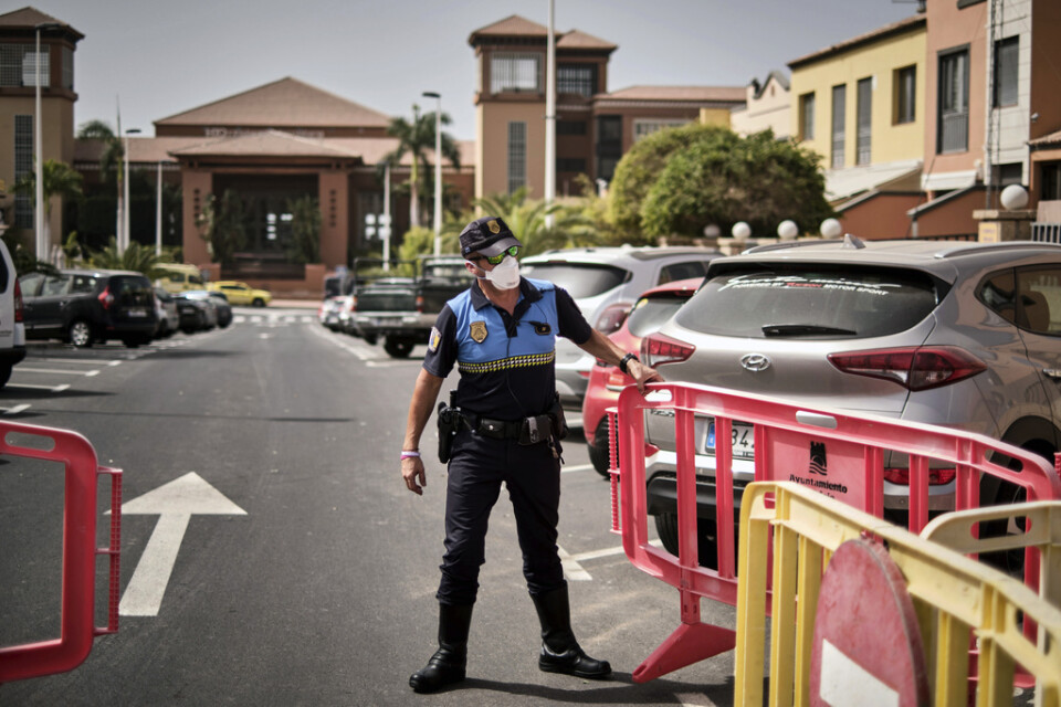 Spansk polis stänger infarten till hotellet H10 Costa Adeje Palace.