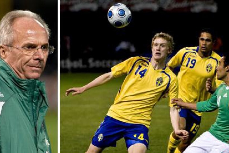 Vänster: Sven-Göran Eriksson fick se sitt Mexiko förlora mot Sverige. Höger: Rasmus Elm och Daniel Nannskog håller sig framme vid Mexikos mål. Bild: Scanpix