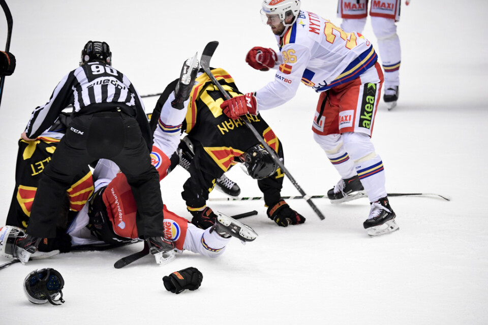 Vilt slagsmål utbröt mellan Brynäs och Malmö i matchen som slutade 3–2 till Skånelaget.