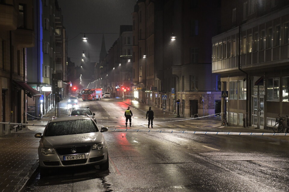 Polisen har spärrat av ett område i Vasastan i Stockholm efter en detonation.
