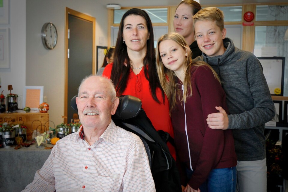 Claes Jönsson hade besök av dottern Estelle Schütx och barnbarnen Isa och Sebastian Schütz och Emmelie Olofsson (längs bak) när det anordnades höstmarknad på Högalids äldreboende.