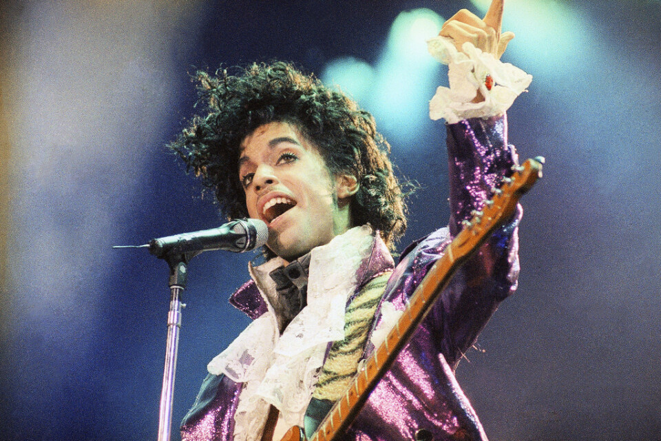 En konsertvideo från Princes "Purple rain"-turné kommer för första gången att läggas upp på nätet, till förmån för en insamling till WHO:s coronafond. Arkivbild.