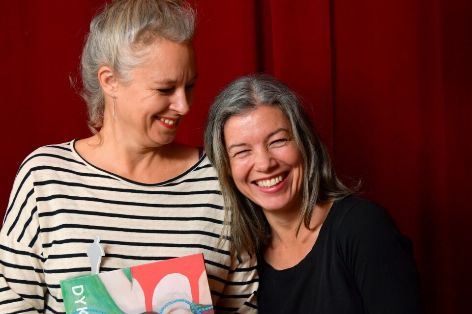 Sara Stridsberg och Sara Lundberg med boken "Dyksommar" som är nominerad till Augustpriset 2019 i klassen "Årets svenska barn och ungdomsbok".