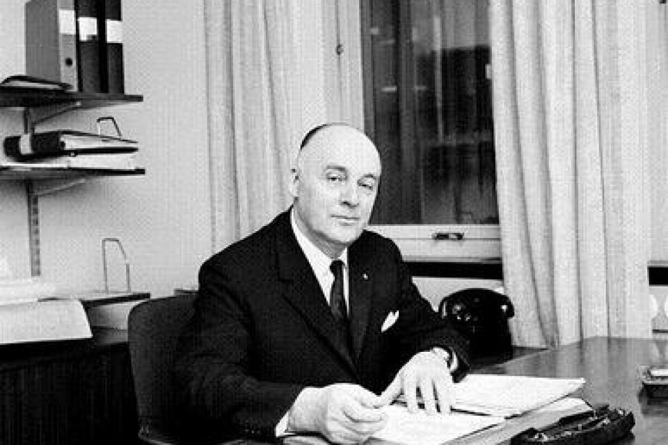 Nyss bortgångna förre detta kommunalrådet Helmer Olsson vid sitt skrivbord den 29 december 1967.