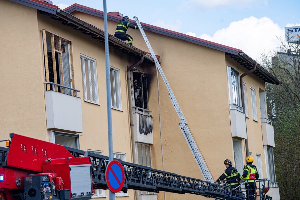 An apartment on Vångavägen in Näsby was on fire. A cat and a dog were rescued from the apartment.
