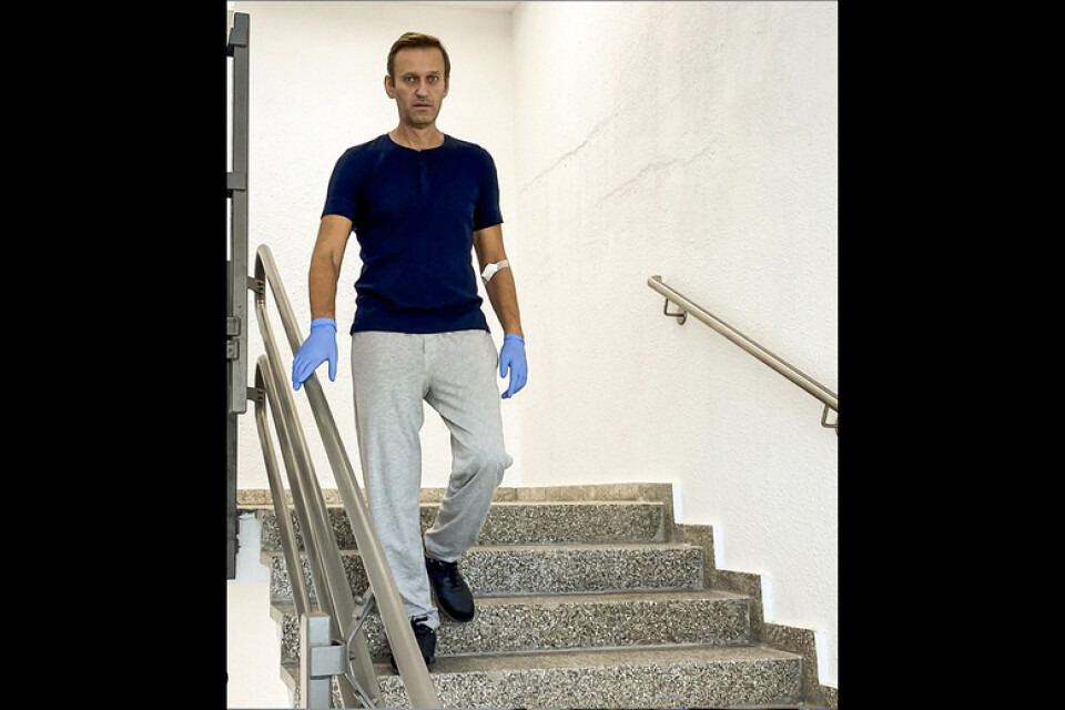 En bild på Navalnyjs Instagram visar hur han går i trappan på sjukhuset i Berlin.
