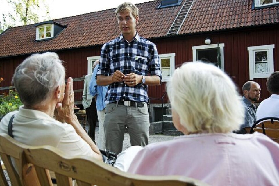 Gustav Fridolin pratar med folk på kafé Verum.