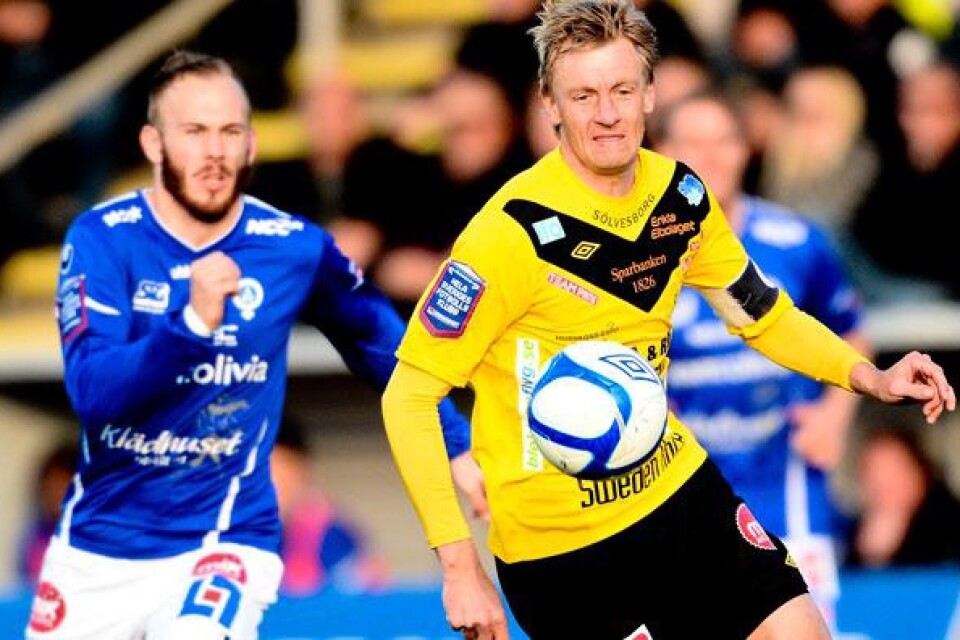 Åtvidabergs Magnus Eriksson följer bollinnehavaren, Patrik Rosengren i Mjällby.
