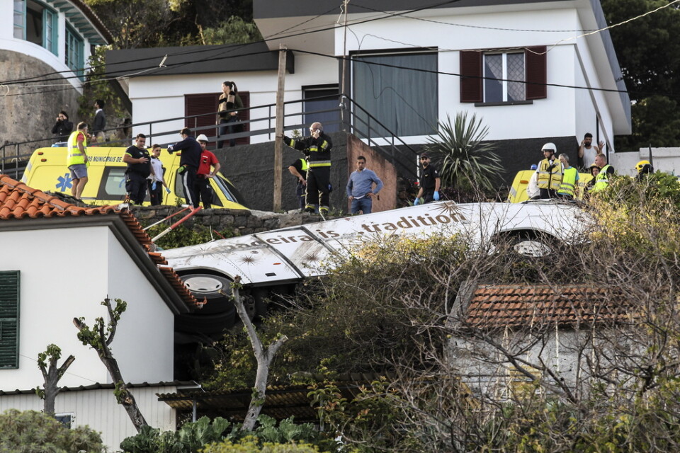 Minst 29 människor har omkommit i bussolyckan på Madeira. På bilden syns bussen som turisterna färdades i.