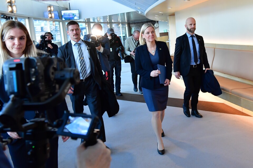 Magdalena Andersson (S) på väg till en pressräff efter att ha valts till statsminister i riksdagen.