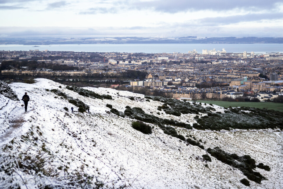 Lite snö ligger kvar på marken i Holyrood Park i Edinburgh, Skottland.