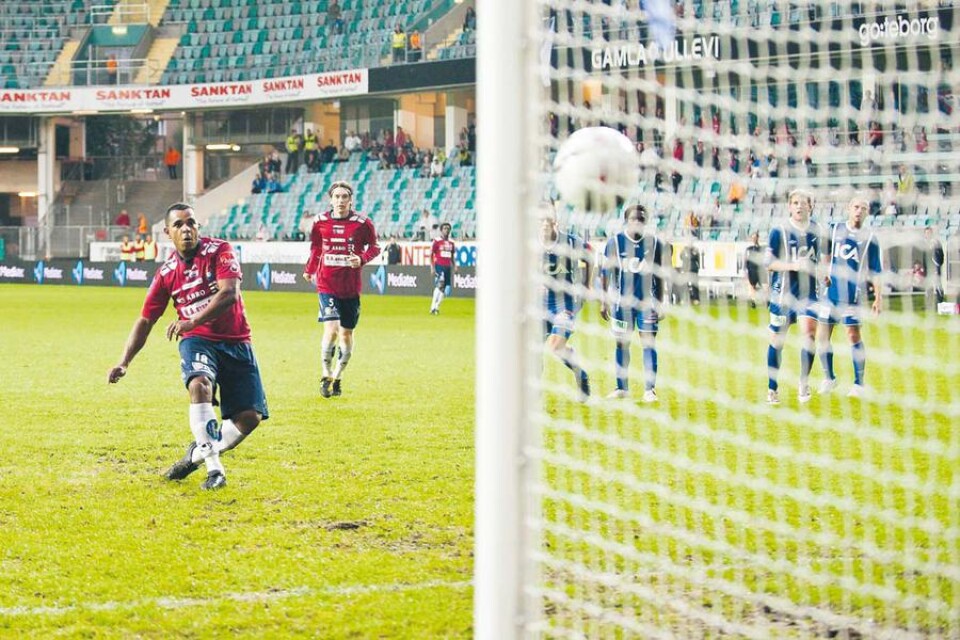 Örgrytes anfallare Alvaro Santos sätter säkert straffen som gav 1-0. Östers målvakt Rasmus Rydén är chanslös. Foto: Jonas Dandanell/PicAgency