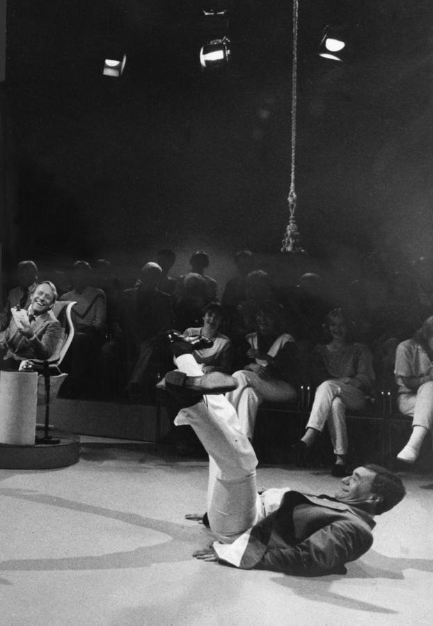 Jarl Borssén försöker föreställa en porrmodell i TV-programmet &apos;Gäster med gester&apos;, 1984. I bakgrunden programledaren Lennart Swahn.