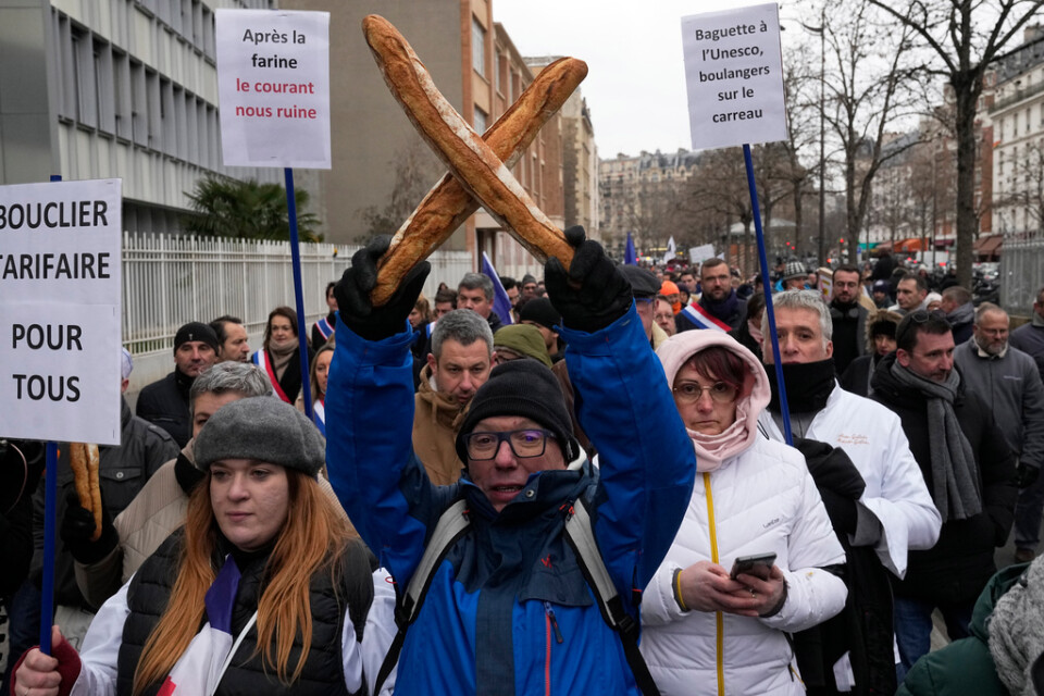 "Efter mjölet så är det strömmen som ruinerar oss", lyder ett plakat. Är slutet nära för morgonfärska baguetter på de lokala bagerierna? Frankrikes bagare känner sig mer trängda än på länge. Här demonstreras det i Paris på måndagen.