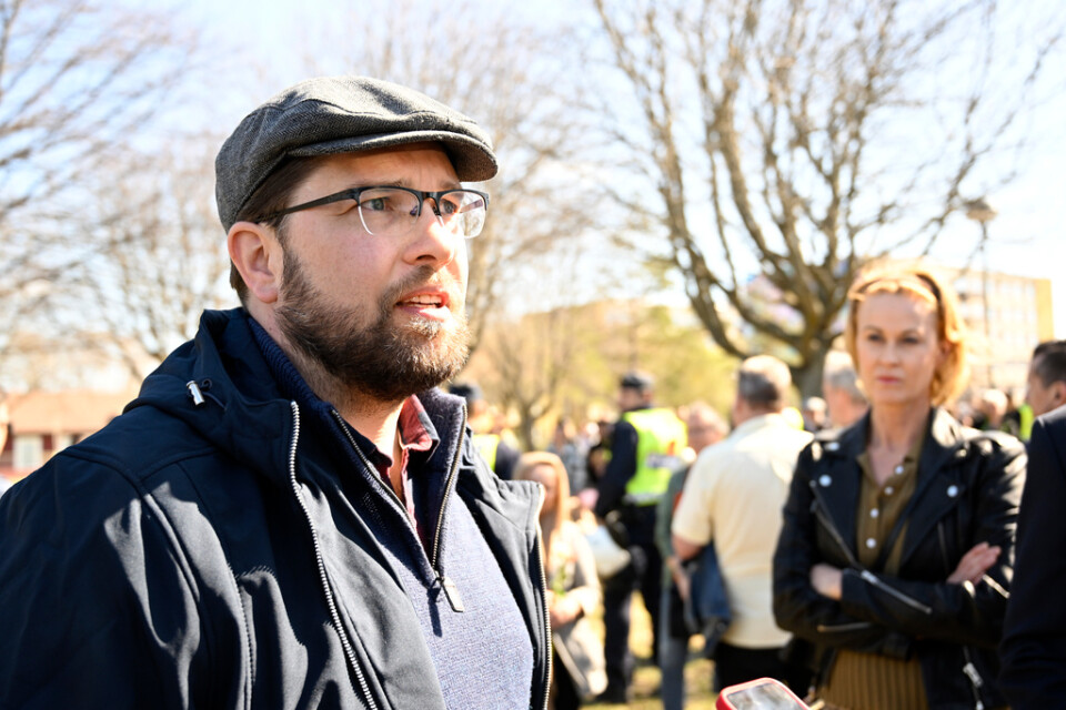 Sverigedemokraternas partiledare Jimmie Åkesson och Katja Nyberg (SD) besökte stadsdelen Skäggetorp i Linköping efter påskhelgens kravaller.