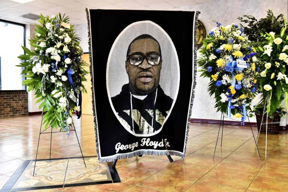 En bild på f George Floyd omgiven av blommor hade satts upp inför lördagens minnesstund i North Carolina, den delstat där Floyd föddes.