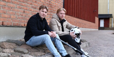 Rasmus Larsson och Erik Christoffersson började spela innebandy i Södra Ving-hallen i Hökerum. I år har duon fått chansen att träna med SSL-laget Mullsjö, som just nu spelar kvartsfinal mot Falun.