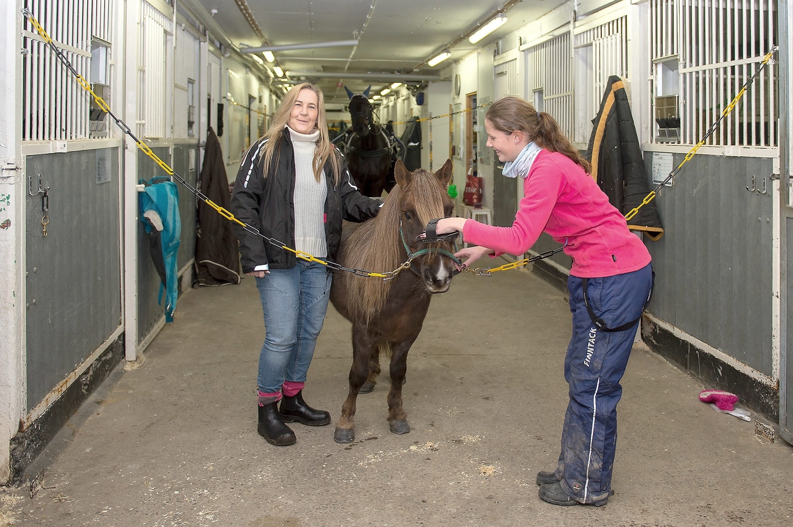 ”Wera” och Sara Olsson pysslar med en ponny.