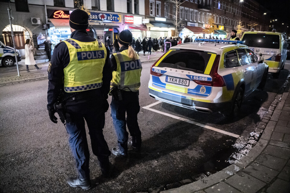 Poliser på mordplatsen vid Möllevångstorget i Malmö. En 15-årig pojke sköts ihjäl och en annan pojke fick livshotande skador. Arkivbild.