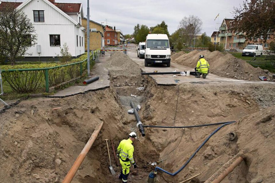 Vattenledningsarbetena pågår just nu i Figeholm. På tisdagen uppstod något fel i samband med en omkoppling vilket gjorde att flera hus blev utan vatten under en stor del av dagen.  Foto: Roger Carlsson
