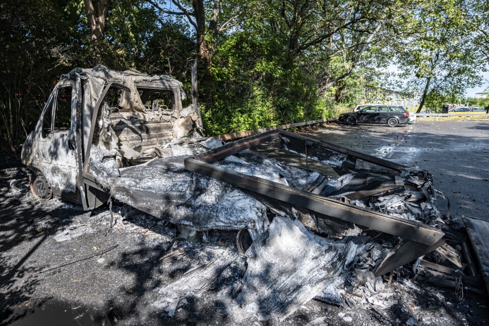 Även bilar sattes i brand under natten