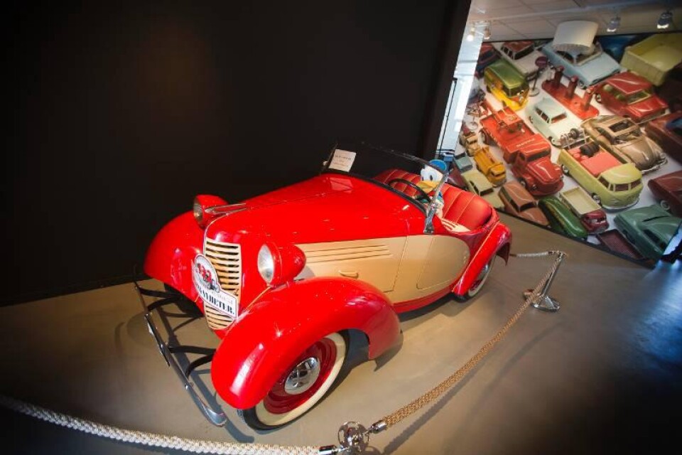 Besökarna välkomnas av ingen mindre än Kalle Anka. I ”sin” American Bantam Roadster modell 1938, full storlek.