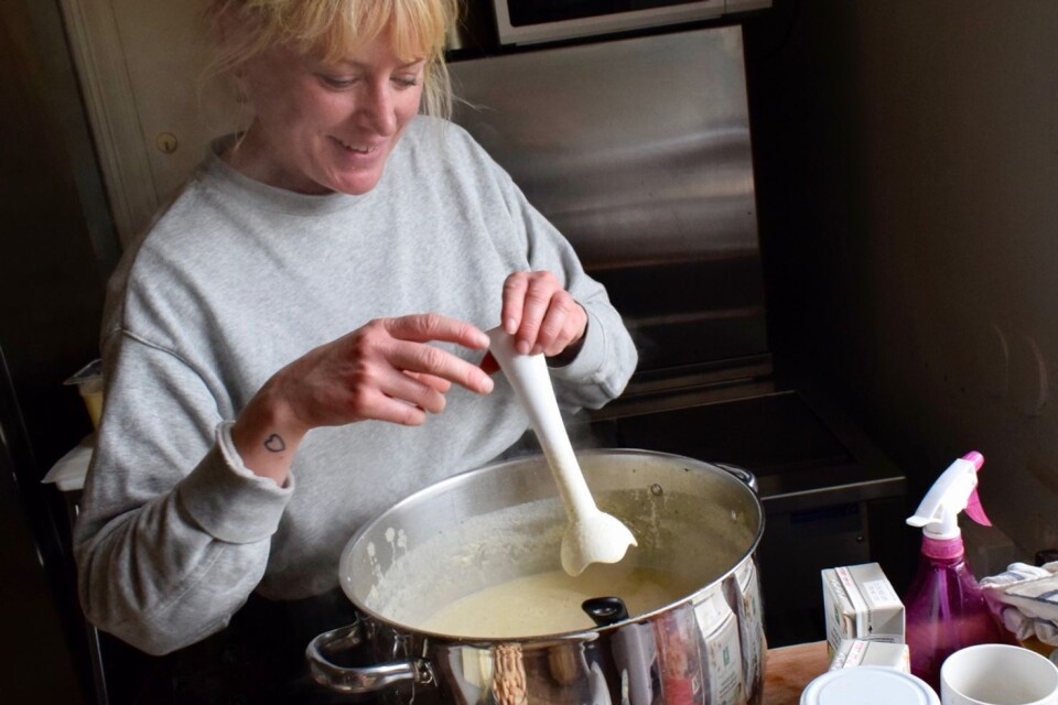 Anna Ekströmer, Kaffeterian Broby, tillagar en god höstsoppa, med bland annat rotselleri, äpple, lök och timjan.